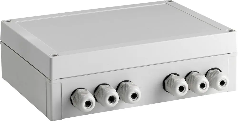 Weißes Gehäuse mit mehreren Anschlüssen, geeignet für den Einsatz mit Bosch Solewärmepumpen. Robust und funktional für elektrische Verbindungen.